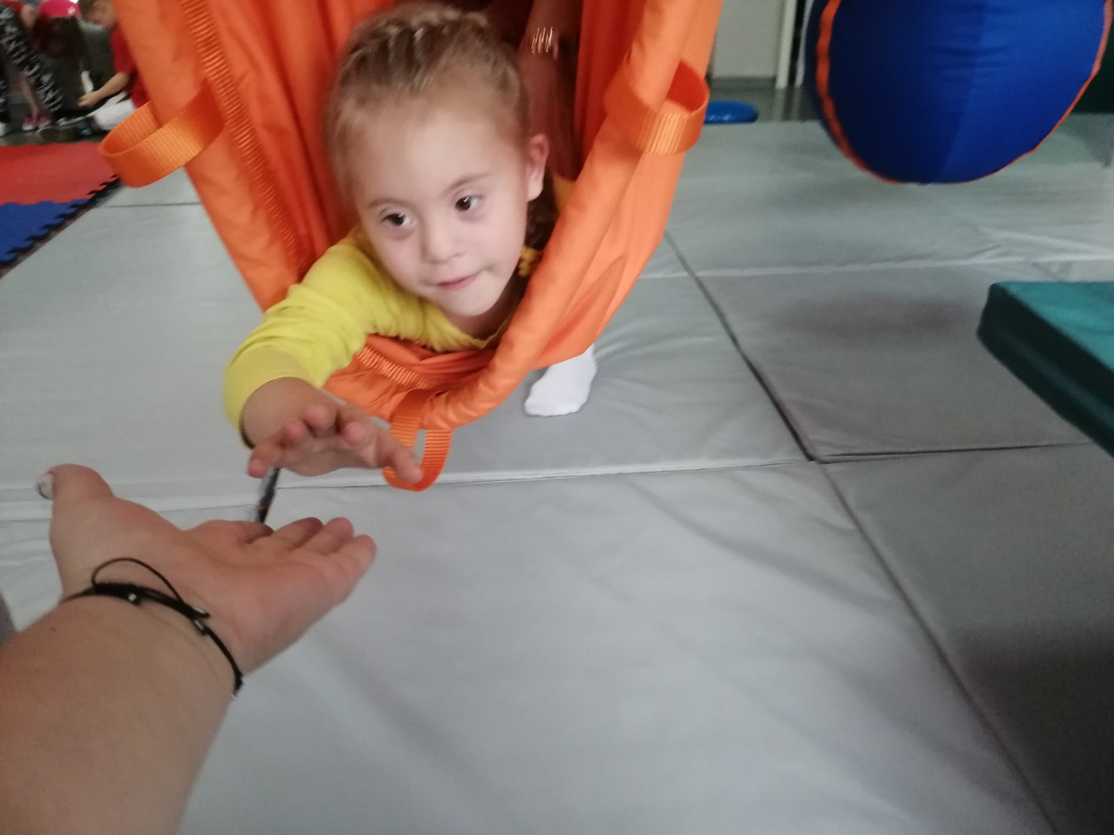 человек гуляющий по пляжу